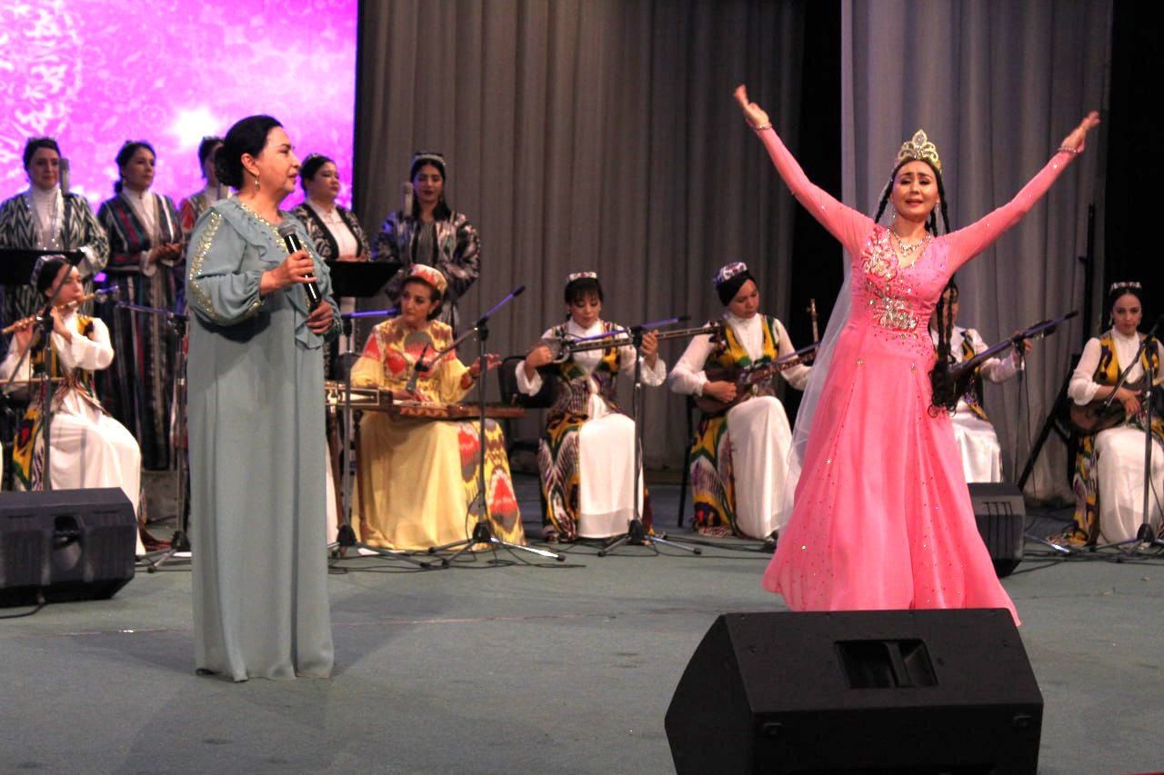 Kamera oldida semiz ayolni sikishdi