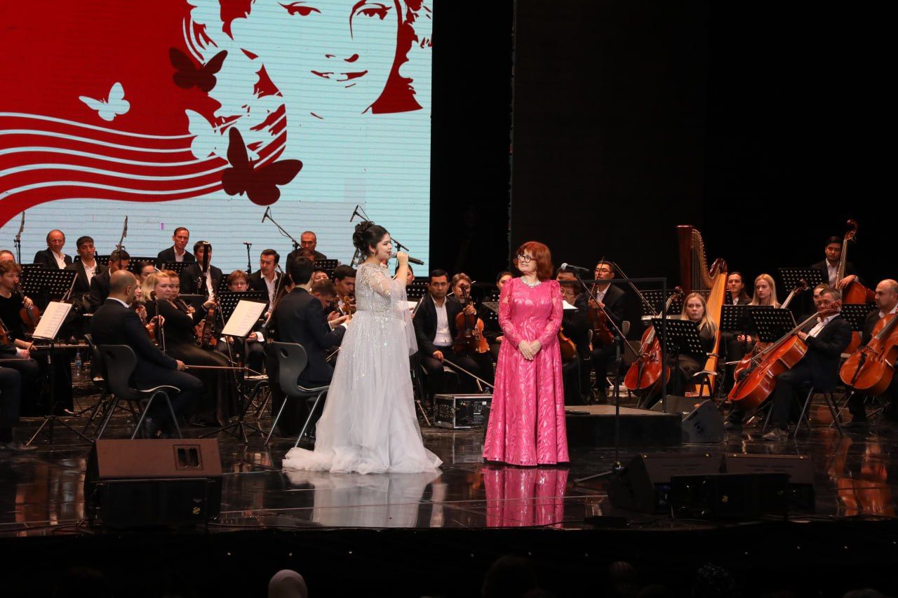 Korporativ ziyofatda eshagi bilan sikilgan odam surati